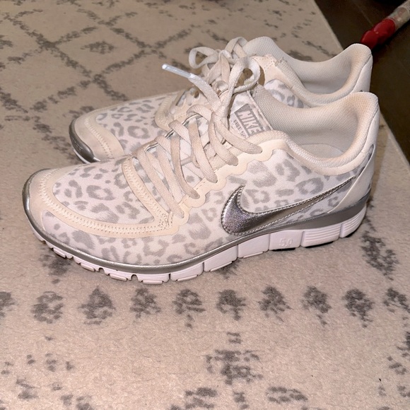 Nike Shoes - Women’s Nike size 8.5